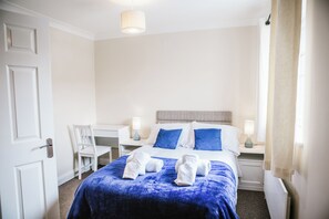 3 عدّة غرف ن�وم وتجهيزات عازلة للصوت ومكواة/لوح كي وواي فاي