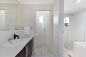 أحواض استحمام، مجففات شعر، صابون