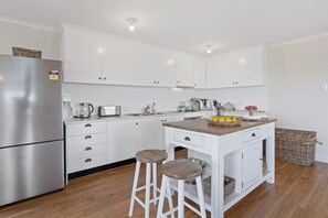 Fridge, oven, stovetop, coffee/tea maker