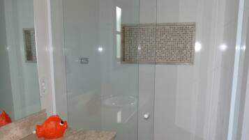 Regadera, toallas, papel de baño