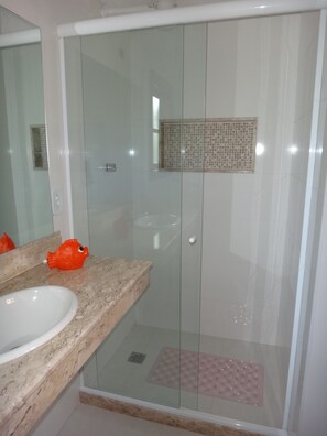 Shower, towels, toilet paper - House 4 suites in condominium near Geriba. (Búzios)