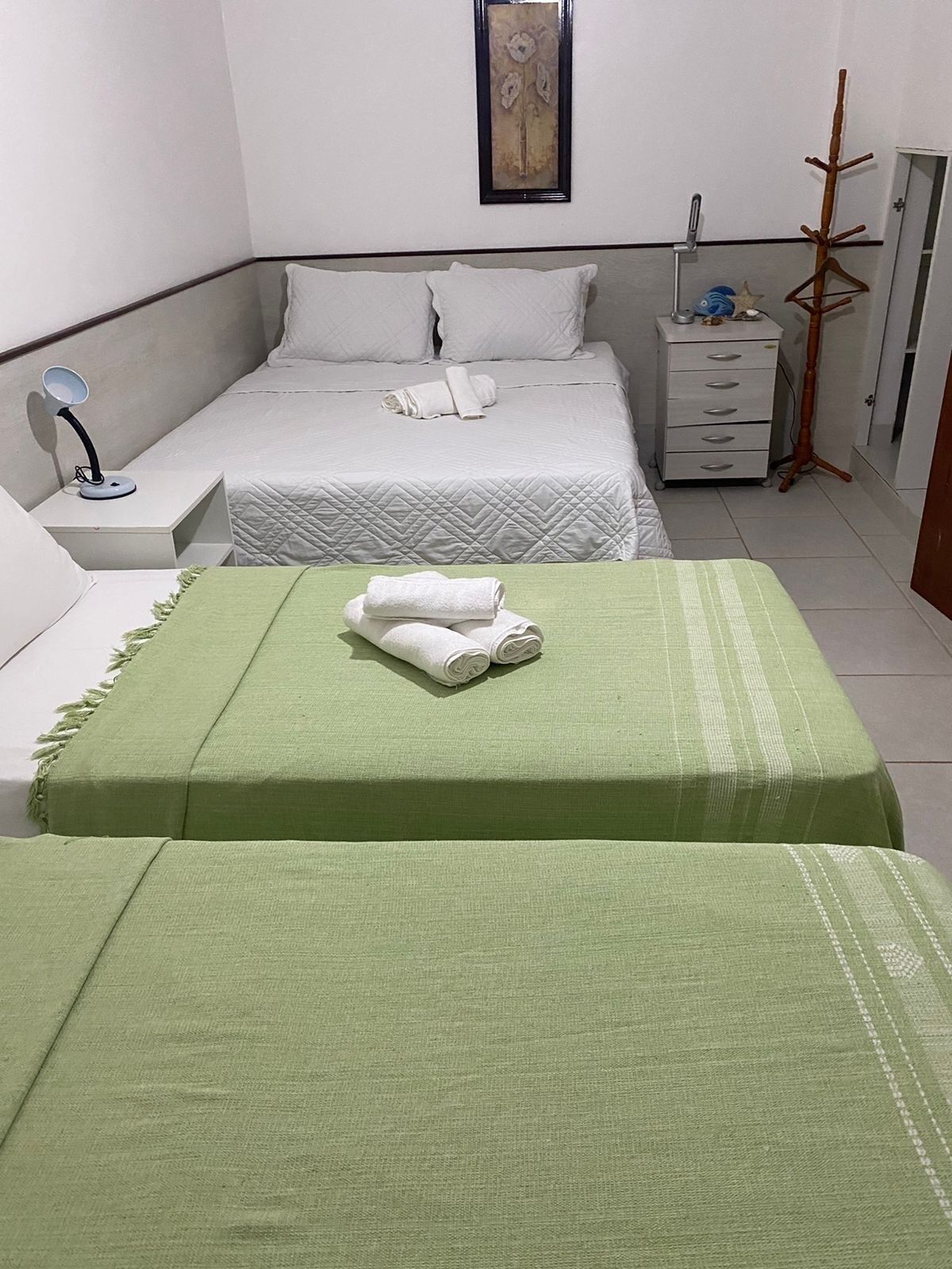 4 quartos, ferros/tábuas de passar roupa, berços, berço de viagem