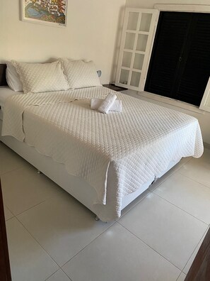 4 habitaciones, tabla de planchar con plancha, cunas y cuna de viaje 