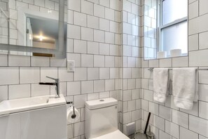 Douche, séchoir à cheveux, savon, shampooing