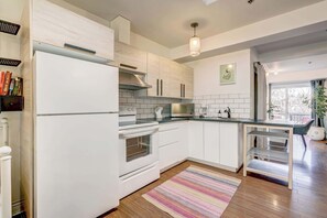 Fridge, microwave, oven, stovetop - Bright Apartment in St. Laurent, Culture & Dining (Montréal)