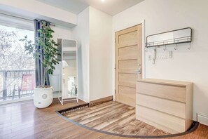 Interior - Bright Apartment in St. Laurent, Culture & Dining (Montréal)