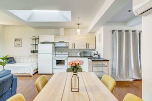 Fridge, microwave, oven, stovetop - Bright Apartment in St. Laurent, Culture & Dining (Montréal)