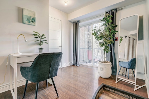 Stylish workspace- catching up on work won’t feel like such a chore in this gorgeous space