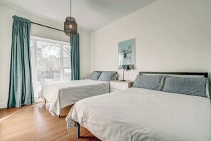 2 chambres, bureau, fer et planche à repasser, accès au Wi-Fi (inclus)