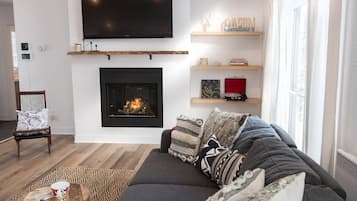 Televisión, chimenea, reproductor de DVD y futbolito