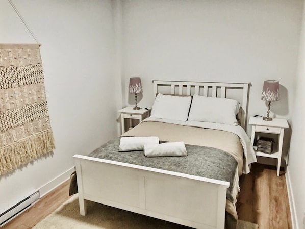 4 habitaciones, tabla de planchar con plancha, wifi y ropa de cama