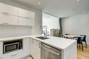 Fridge, microwave, oven, stovetop - Spacious Home Near Cafes, Boutiques & Nightlife (Montréal)