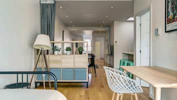 3 habitaciones, escritorio, tabla de planchar con plancha y wifi gratis