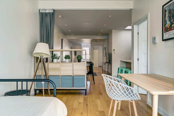 3 chambres, fer et planche à repasser, Wi-Fi, draps fournis