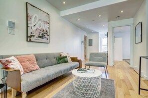 TV, offices - Private & Exclusive Stay Near Montreal's Nightlife (Montréal)