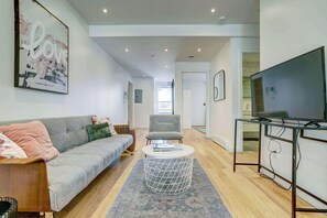 TV, offices - Private & Spacious Stay close to Lively Nightlife (Montréal)