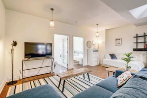 TV, offices - Private & Exclusive Stay Near Montreal's Nightlife (Montréal)