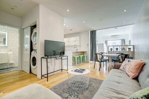 TV, offices - Private & Spacious Stay close to Lively Nightlife (Montréal)