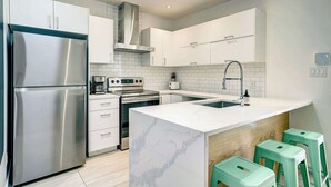 ماكينة لصنع القهوة/الشاي، ثلاجة، ميكروويف، فرن