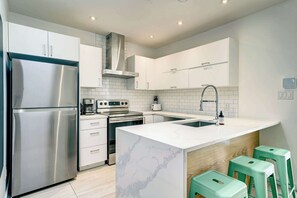 Fridge, microwave, oven, stovetop - Private & Spacious Stay close to Lively Nightlife (Montréal)