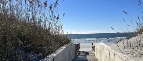 Vlak bij het strand, ligstoelen