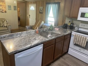 Fridge, microwave, oven, stovetop - Lake Cumberland Retreat #1 near Somerset, Boat Ramps and Pet Friendly. (Somerset)