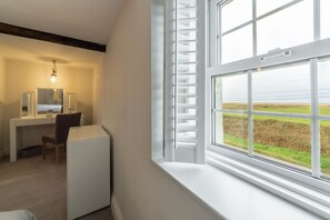 3 bedrooms, iron/ironing board, internet, bed sheets - Barn Cottage (6), Salthouse, Norfolk (Salthouse)