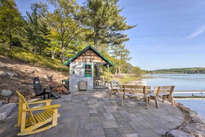 Terrace/patio - Hot Tub, Sauna, Fireplace, Dock! Lake Honor Cabin (Honor)