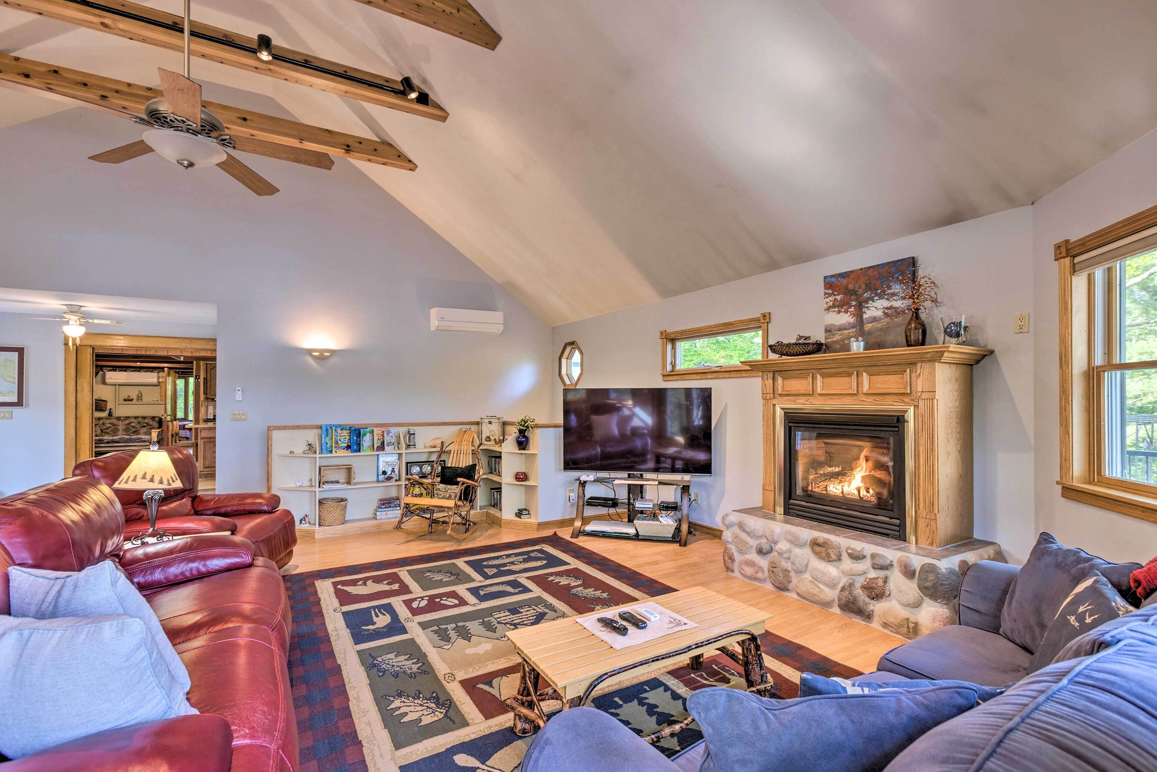 'Sleeping Bear' Lake Cabin: Hot Tub, Dock & Sauna!