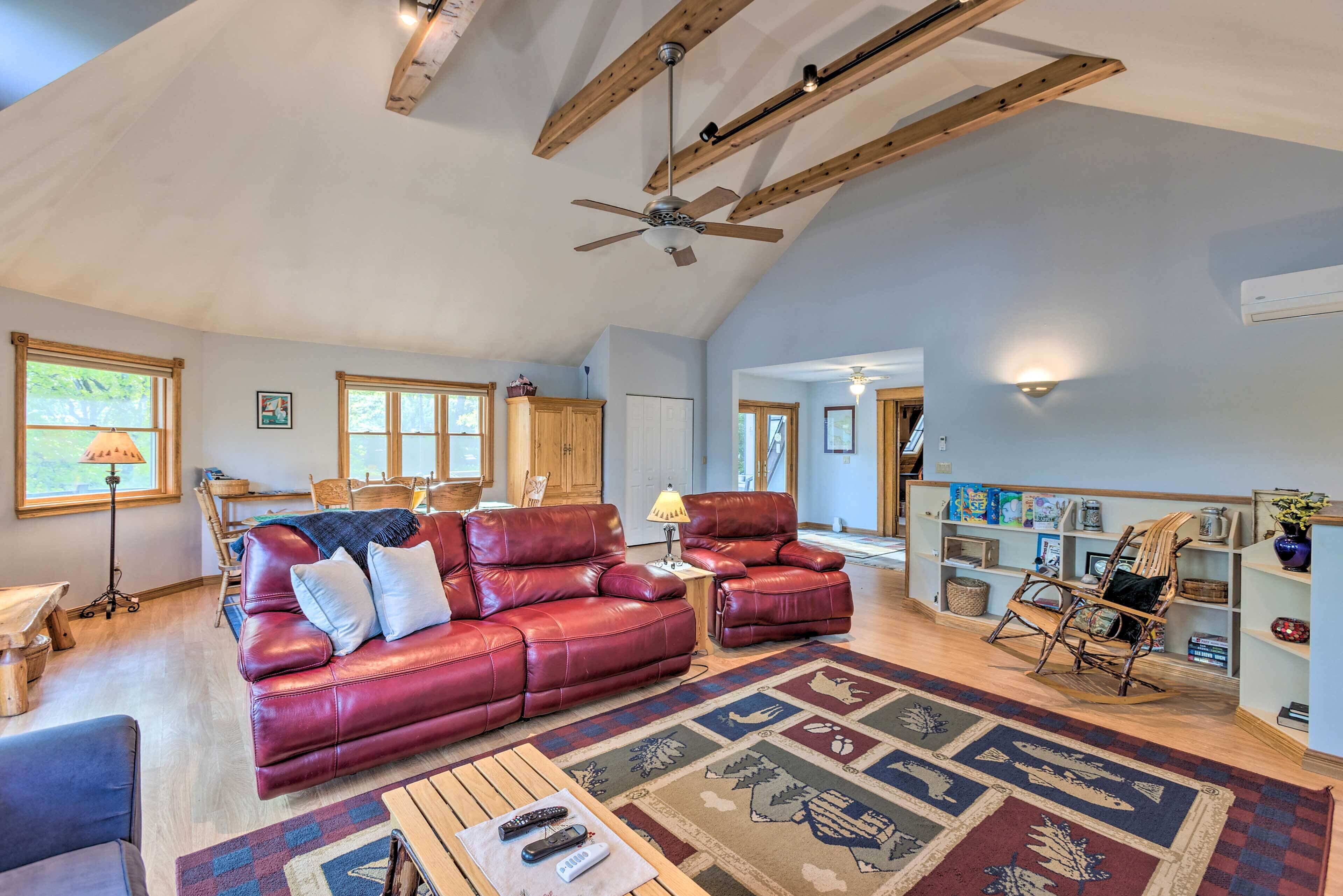 'Sleeping Bear' Lake Cabin: Hot Tub, Dock & Sauna!