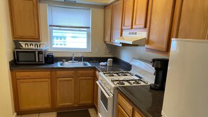 獨棟房屋 (Cozy, roomy 1 bedroom home in Cincinn) | 私人廚房 | 咖啡機/沖茶器、電冰箱、微波爐、鍋具/餐盤/廚房用品