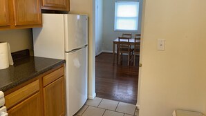 獨棟房屋 (Cozy, roomy 1 bedroom home in Cincinn) | 私人廚房 | 咖啡機/沖茶器、電冰箱、微波爐、鍋具/餐盤/廚房用品