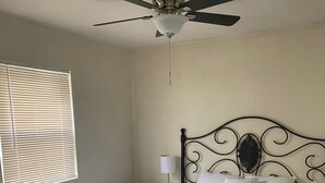 獨棟房  屋 (Cozy, roomy 1 bedroom home in Cincinn) | 1 間臥室、書桌、無線上網