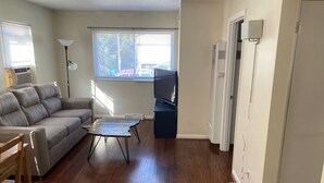獨棟房屋 (Cozy, roomy 1 bedroom home in Cincinn) | 客廳 | 電視