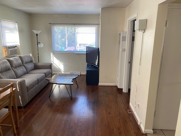 Hus (Cozy, roomy 1 bedroom home in Cincinn) | Vardagsrum | Tv
