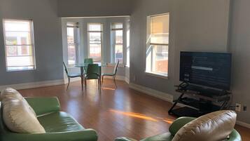 Rumah (Spacious,elegant 2BR apartment in Dub) | Ruang keluarga | TV