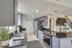 Fridge, microwave, stovetop, dishwasher - Ohana Lake House Condo! 1 Mi to Boat Ramp (Lake Havasu City)