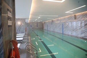 Una piscina cubierta (de 12:00 a 21:00), tumbonas