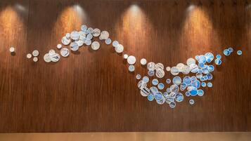Una pared con diseño de panel de madera y un motivo circular de platos.