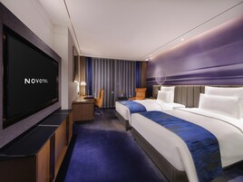 Habitación superior, 2 camas individuales | Minibar, caja fuerte, escritorio y espacio para trabajar con un portátil