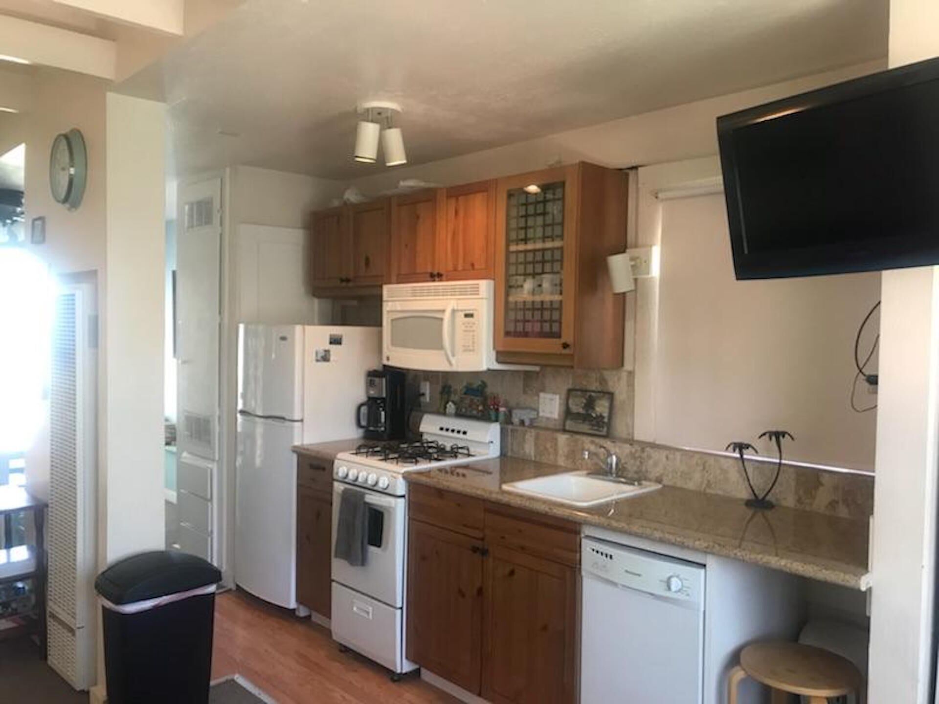 Ocean view studio in Capitola Village - Location!