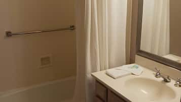 Bañera, secador de pelo y toallas