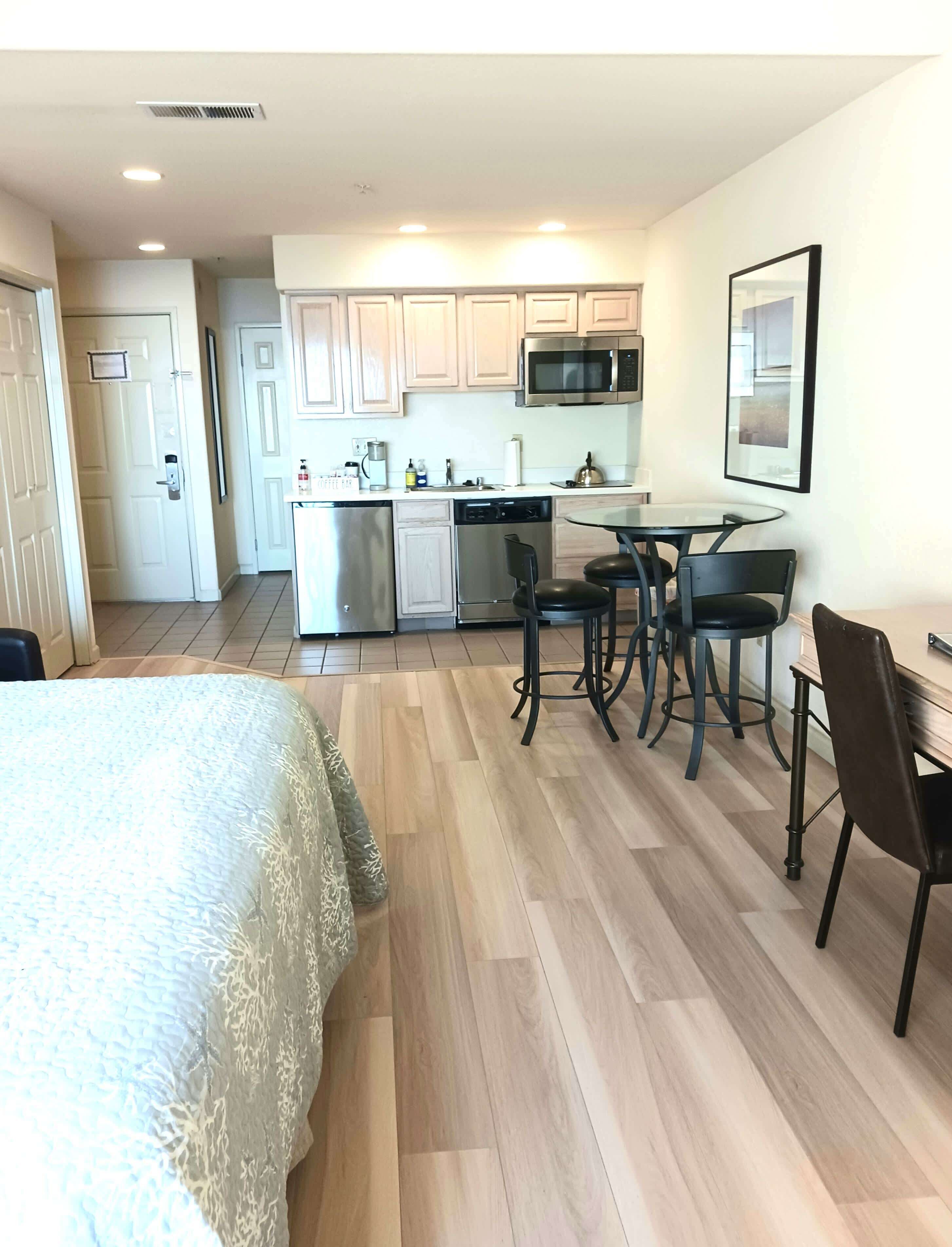 Desk, iron/ironing board, WiFi, bed sheets