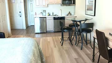 Desk, iron/ironing board, WiFi, bed sheets