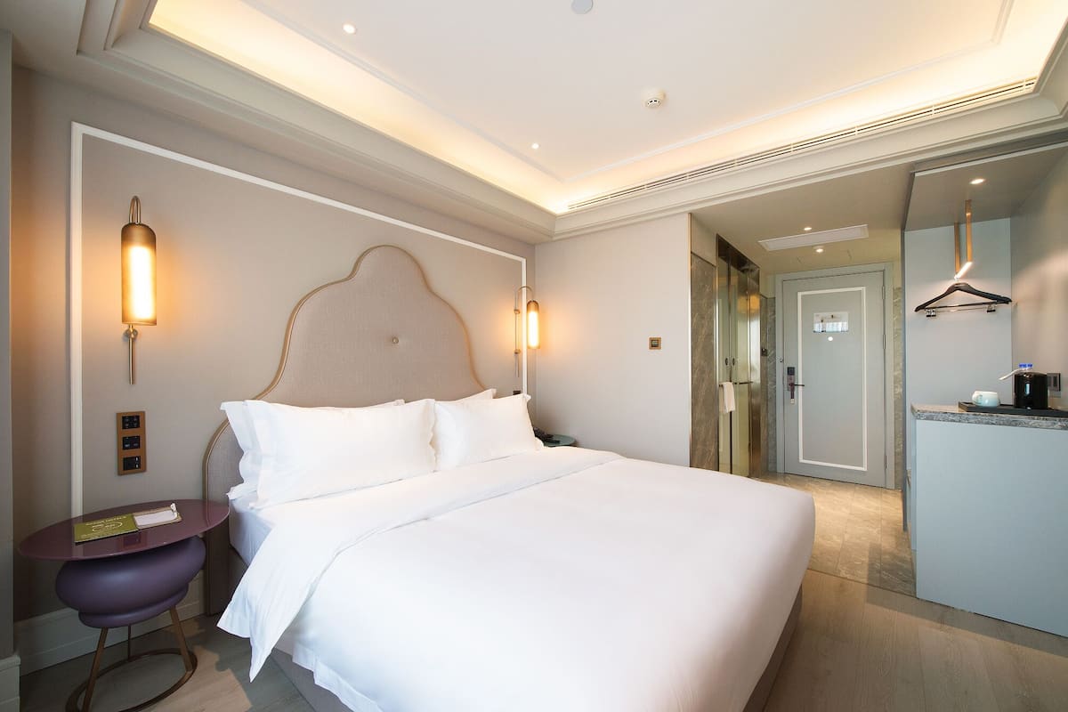 In-room safe, free WiFi, bed sheets