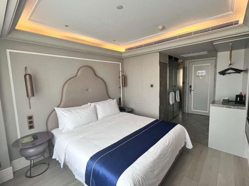 Standard Room, 1 King Bed | In-room safe, free WiFi, bed sheets