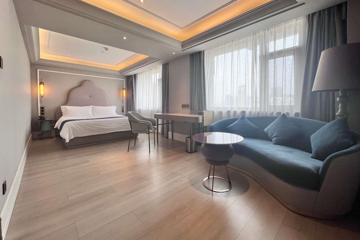 Phòng Deluxe, 1 giường cỡ king | Chăn bông, két bảo mật tại phòng, bàn