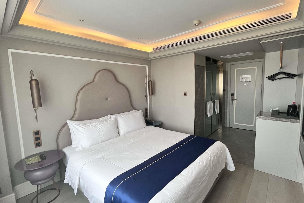 Standard Room, 1 King Bed | In-room safe, free WiFi, bed sheets