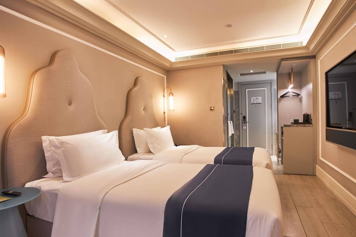 Standard Room, 2 Twin Beds | Down comforters, in-room safe, desk, WiFi (free)
