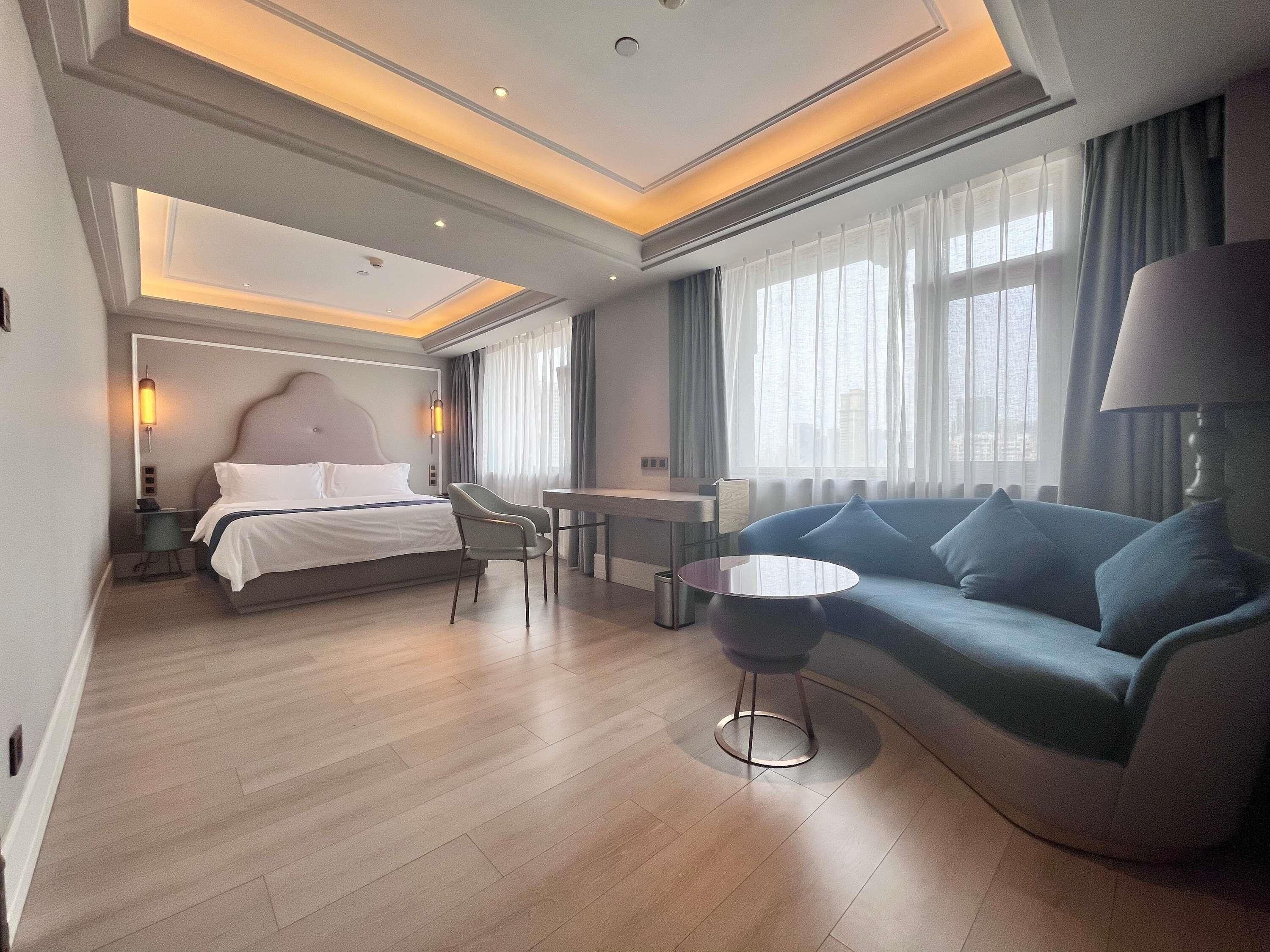 Deluxe Room, 1 King Bed | Down duvets, in-room safe, desk, free WiFi